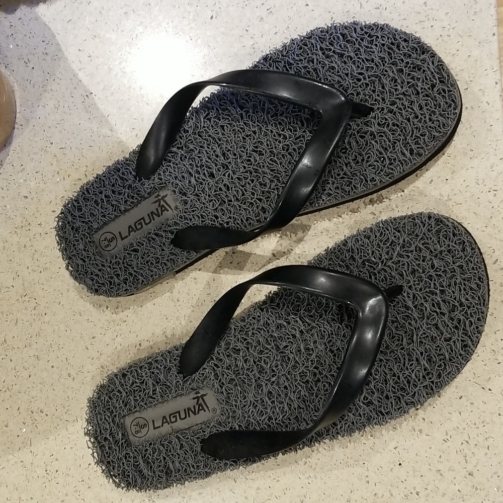Laguna black grey flip flops EUC sz 7/8
